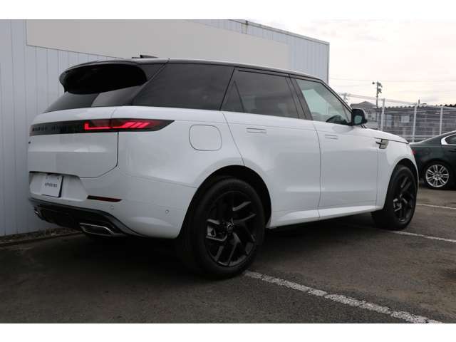 3世代目のRANGEROVER　SPORTも伝統的なダックテールデザインです。