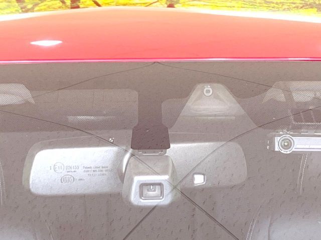 【エマージェンシーブレーキ】走行中に前方の車両等を認識し、衝突しそうな時は警報とブレーキで衝突回避と被害軽減をアシスト。より安全にドライブをお楽しみいただけます。