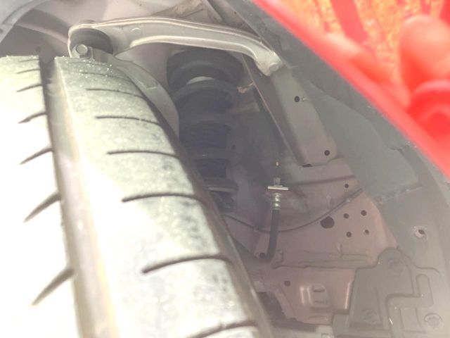 お車を安心してお乗りいただく為には、足回りの定期点検が欠かせません。サービスサポート（有償保証）では無料点検もご提供しており、安心のカーライフをお過ごしいただけるサポート体制が整っています。