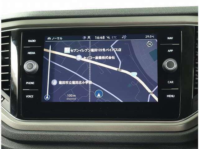 VW純正インフォティメントシステム「DiscoverMedia」大変使いやすいタッチパネル型ナビゲーションでETC2.0とエンブレム内蔵バックカメラが付いています。