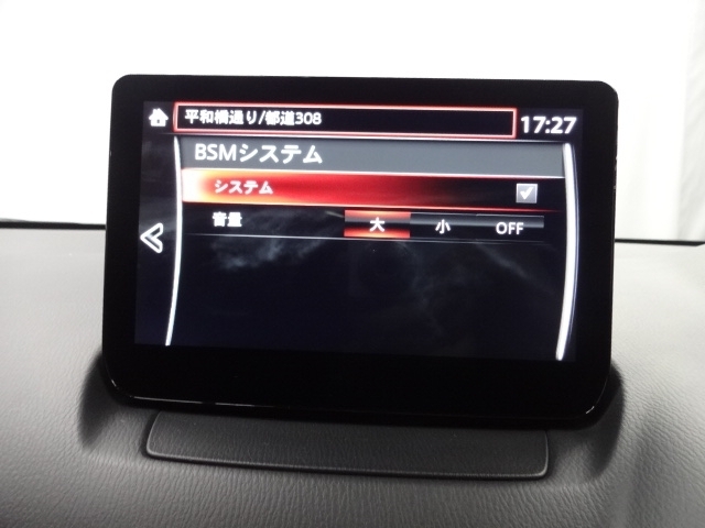 リアバンパーの内側に設置したセンサーで側方・後方からの車両接近を感知し、ドアミラーの鏡面に備えたインジケーターの点滅でドライバーに通知♪ドライバーの安全確認をサポート致します。