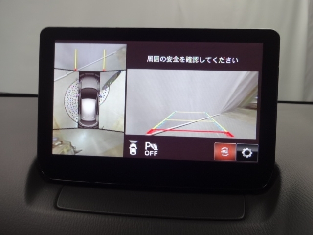 狭い場所での駐車やすれ違いなどでより的確な運転操作に役立つ360°ビューモニターが装備されています。