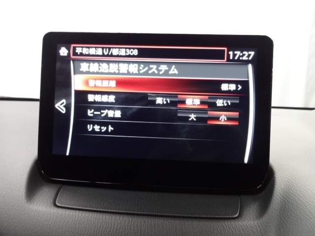車線逸脱警報システムは、自車が車線から逸脱する可能性があることを知らせるシステムです。自車が車線から逸脱する可能性があると、警報と画面表示で運転者に危険を知らせます。