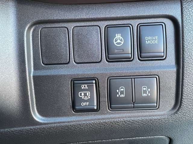 両側が電動スライドドアで、左右どちらからでも乗り降りOK。更に運転席のスイッチ、インテリキーのボタンでも開閉自在。挟み込み防止機能も安心です！