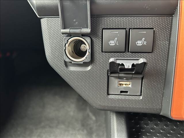 USB入力端子付きです！車の中で携帯の充電が出来ます！