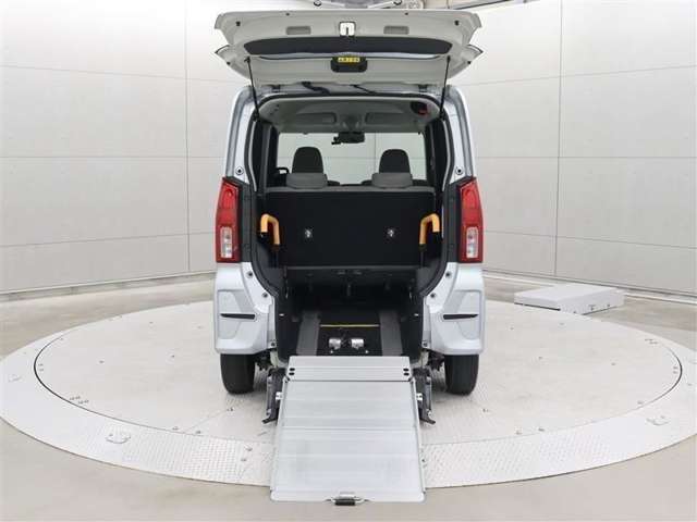 スロープが採用され、ラクに車いすを乗車させることができます。車いすの固定やベルトの調整も簡単に行えます。