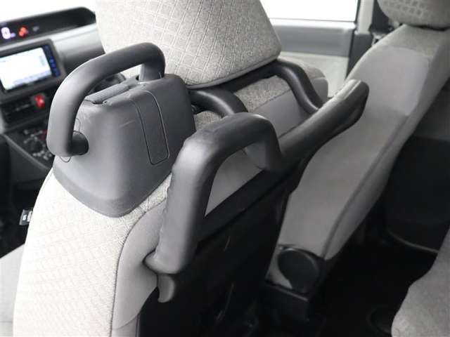助手席側後席の乗り降りがラクに、乗車中、カーブなど体が不安定な時にもサポートする「ラクスマグリップ」が装備されています。