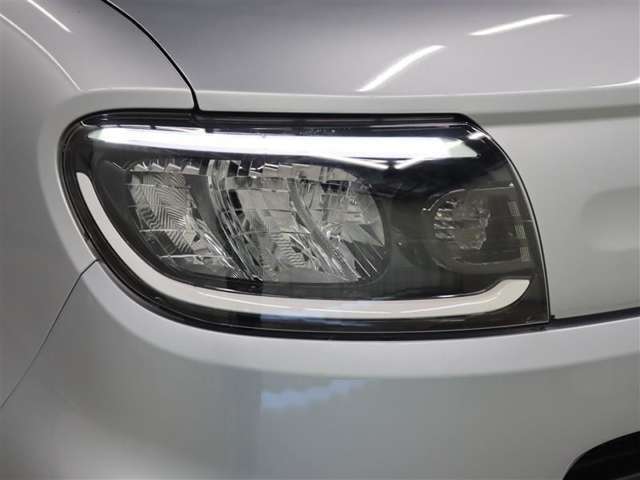 LEDヘッドライトには、対向車のヘッドランプなど前方の明るさを検知し、ハイビームとロービームを自動で切り替えるオートハイビーム(AHB)が装着されています。