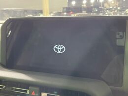 【12.3インチディスプレイオーディオ】スマートフォンと連携が可能な大画面ディスプレイオーディオです。スマートフォンのナビ機能を使用したり、Bluetooth接続で音楽もお楽しみいただけます！