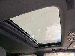 【サンルーフ】開放感たっぷりの希少装備、サンルーフが装着されています！車内に明かりを取り入れたり景色を楽しむ以外にも、車内の空気も簡単に換気できて快適です！