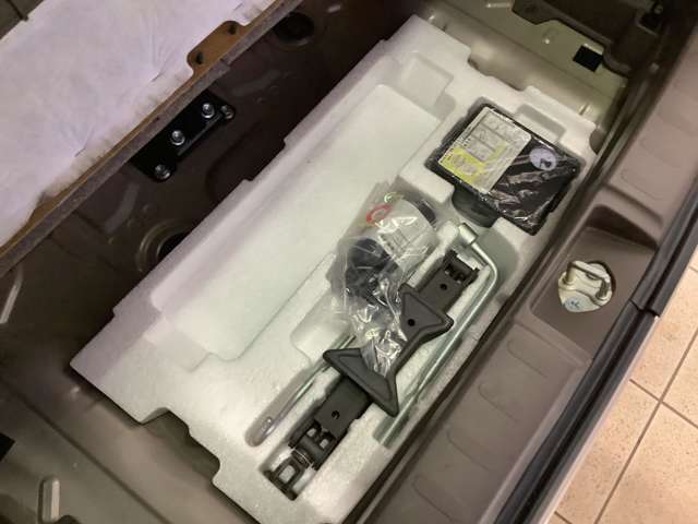 ラゲッジ下にはパンク修理キットや工具が搭載されております
