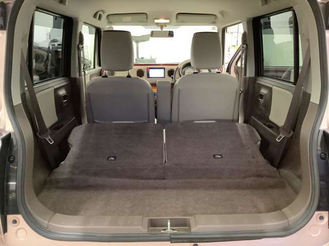 リアシートを倒せば、広い荷室を確保できます。