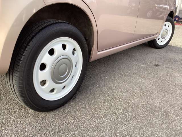 車のデザインにマッチした、純正スチールホイール！