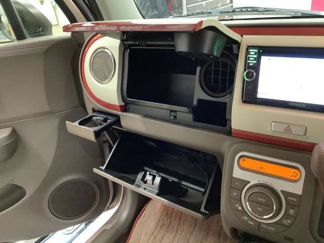 インパネ周辺に収納スペースを多数配置！使い勝手も良いです(^^♪