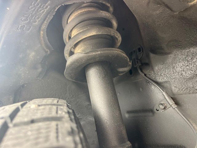 お車を安心してお乗りいただく為には、足回りの定期点検が欠かせません。サービスサポート（有償保証）では無料点検もご提供しており、安心のカーライフをお過ごしいただけるサポート体制が整っています。