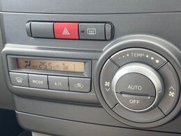 【オートエアコン】一度お好みの温度に設定すれば、車内の温度を検知し風量や温度を自動で調整。暑い…寒い…と何度もスイッチ操作をする必要はありません。快適な車内空間には必須の機能ですね♪