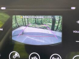 【バックカメラ】駐車時に後方がリアルタイム映像で確認できます。大型商業施設や立体駐車場での駐車時や、夜間のバック時に大活躍！運転スキルに関わらず、今や必須となった装備のひとつです！