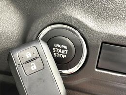 【キーレススタートシステム】カバンやポケットに入れたままでもドアの施錠・解錠が可能なスマートキーを装備。エンジンのオン・オフ時もカギを取り出す必要が無いからとっても便利です♪