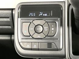 【オートエアコン】一度お好みの温度に設定すれば、車内の温度を検知し風量や温度を自動で調整。暑い…寒い…と何度もスイッチ操作をする必要はありません。快適な車内空間には必須の機能ですね♪