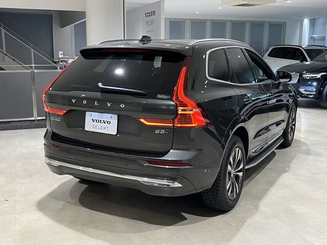 XC60に搭載されたマイルドハイブリッドは、なめらかな発進と胸のすく加速感にも貢献しています。市街地でも高速道路でも、洗練された走行フィールを実感していただけるはずです。