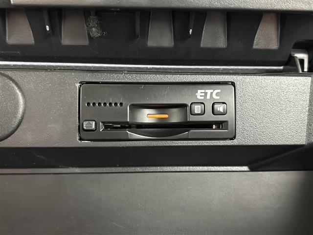 【ETC】有料道路を利用する際に料金所で停止することなく通過できる、ETC車載器（ノンストップ自動料金収受システム機器）が装備されています。セットアップを行うことで利用可能になります。
