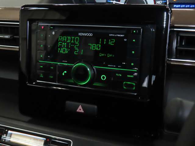 こちらのお車にはケンウッド製の純正オーディオが装備されております！FM/AMやCD、USB、Bluetoothなどを使用可能なオーディオとなりますので、運転時のBGMに最適ですね☆