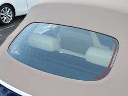 ソフトトップは新品に交換済みですのでとても綺麗で、リアウィンドーの剥がれも心配ありません。