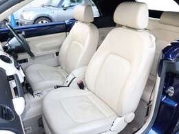 明るく綺麗なベージュの本革シートはシートヒーター付きです！！