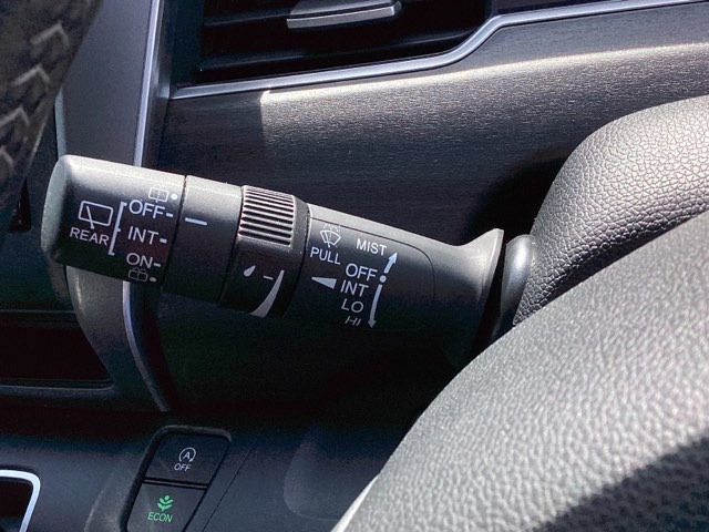 フロントワイパーは車速連動バリアブル間欠式、リアワイパーは間欠式