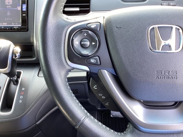 ステアリング左手側はオーディオ関連の操作スイッチです。視線を逸らすことなく運転に集中できます