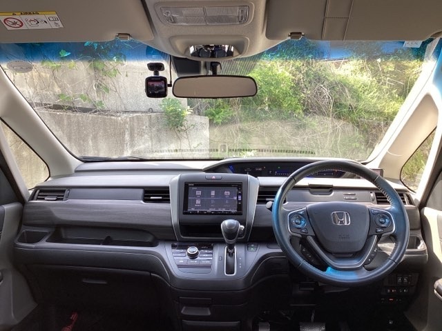 パーキングブレーキはフット式なので運転席と助手席の間はすっきり、移動も楽々です。さっと手が届く位置にATセレクトレバーやエアコンスイッチなどがあり操作性に優れています