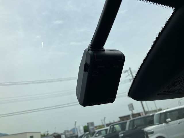 前後録画でより安心に！マスト装備のドライブレコーダーです♪