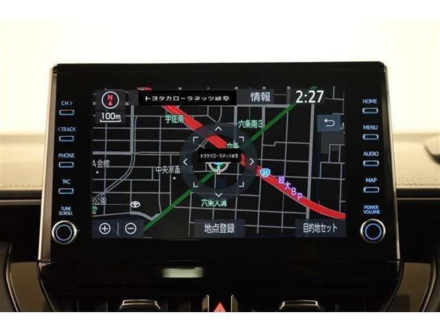 【ディスプレイオーディオ】視認性が高いディスプレイ付きオーディオを装備、操作性も良好で直感的なソース選択が可能です。ナビ機能もありますのでドライブも楽しくなるはずです。