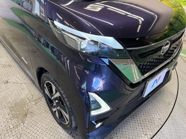 【LEDヘッドライト】悪天候や夜間走行時も良好な視界を確保し安心して運転できる高輝度LEDヘッドライトを装備！点灯速度が早く、消費電力も抑えられています。