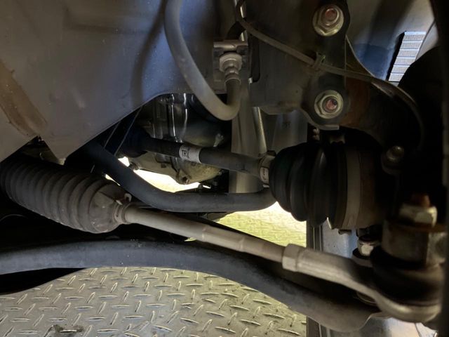 お車を安心してお乗りいただく為には、足回りの定期点検が欠かせません。サービスサポート（有償保証）では無料点検もご提供しており、安心のカーライフをお過ごしいただけるサポート体制が整っています。