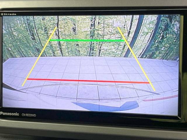 【バックカメラ】駐車時に後方がリアルタイム映像で確認できます。大型商業施設や立体駐車場での駐車時や、夜間のバック時に大活躍！運転スキルに関わらず、今や必須となった装備のひとつです！