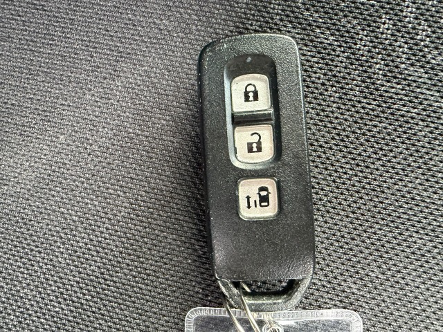 カバンに入れておいてもドアの施錠・開錠ができるスマートキーです。左側パワースライドドアの開閉スイッチも付いています。