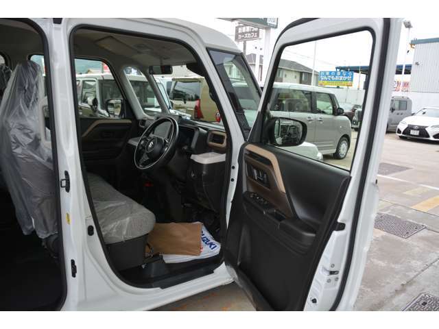 運転席の足元もゆったり＾＾快適です♪　https：//carscafe-carbell.com　カーズカフェ公式ホームページもご覧ください。　「　カーズカフェ　」　で検索！