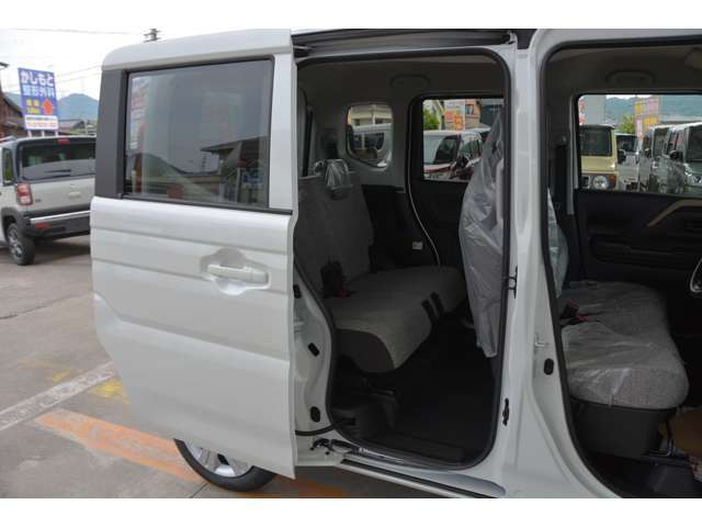 リアシートも足元ゆったりです！普通車より広いかも♪リヤ両側ワンアクションパワースライド付で乗り降りラクラク♪お問い合わせは079-280-1118、カーズカフェ　カーベル姫路東までお電話ください＾＾