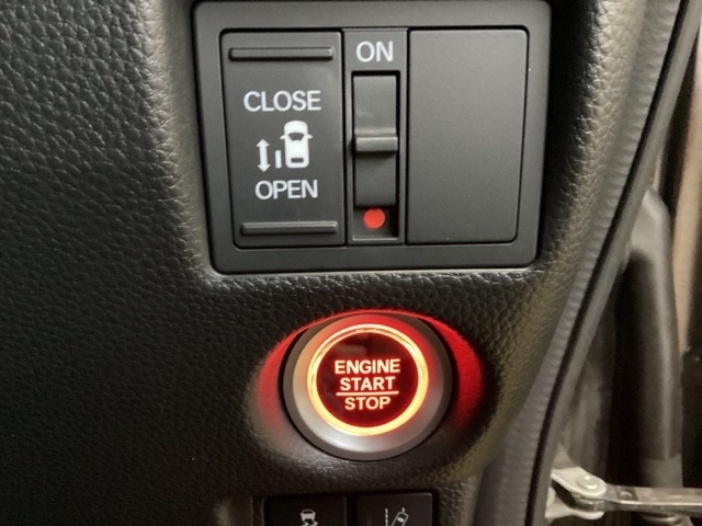 左側電動スライドドアは運転席からでも操作ができるように、ハンドル付近に開閉の操作スイッチが付いています。