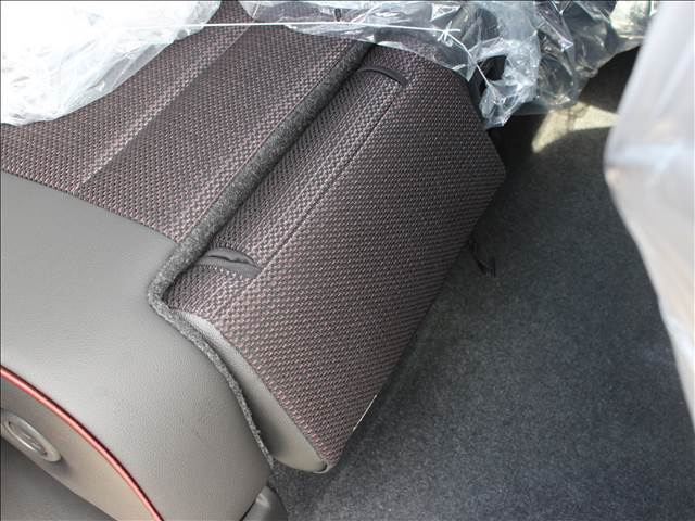 フラップの位置や角度を調整することで、オットマンや脚のサポート、荷物の落下防止といった様々な機能を活用できます。