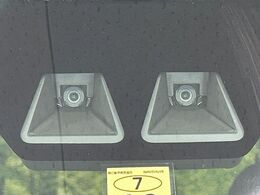 【スマートアシスト】走行中に前方の車両等を認識し、衝突しそうな時は警報とブレーキで衝突回避と被害軽減をアシスト。より安全にドライブをお楽しみいただけます。