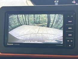 【バックカメラ】駐車時に後方がリアルタイム映像で確認できます。大型商業施設や立体駐車場での駐車時や、夜間のバック時に大活躍！運転スキルに関わらず、今や必須となった装備のひとつです！