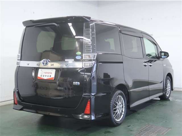 たくさん乗れるのがこの車の魅力！2台で移動しないと・・・なんて時もこの車なら1台で！大活躍です♪