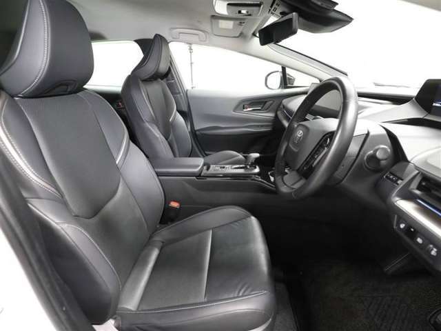 ゆったり室内で運転もしやすいです♪使い勝手の良い配置も考えられています！！