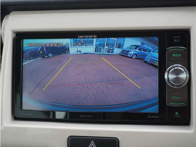 バックカメラも確認できます。駐車時も死角が見えるので安心ですね。
