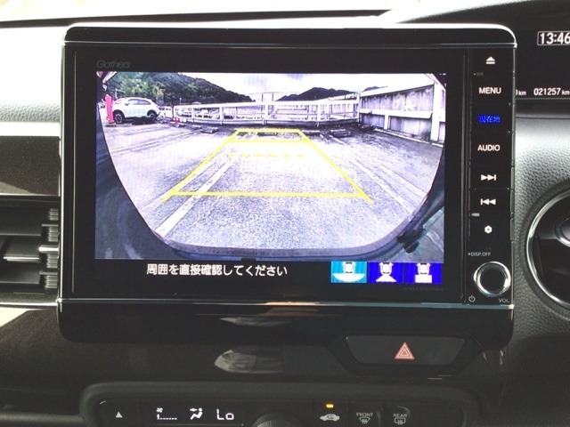 【バックカメラ】運転が苦手な方も車庫入れラクラクです！ギアをリバースに入れれば自動的に切り換わりますので、面倒な操作は不要です♪狭い駐車場もお車を傷つけず安心ですね！