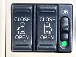 【両側パワースライドドア】スマートキーや運転席のスイッチで後席両側スライドドアの開閉が可能♪電動だから力を入れてドアを開ける必要が無く、小さなお子様でも簡単に開け閉めでき快適です♪