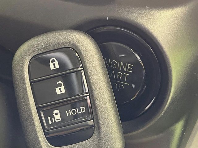 【Hondaスマートキー】カバンやポケットに入れたままでもドアの施錠・解錠が可能なスマートキーを装備。エンジンのオン・オフ時もカギを取り出す必要が無いからとっても便利です♪