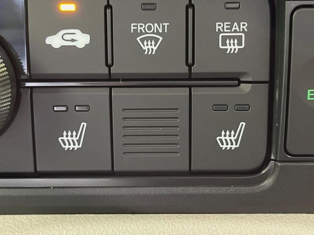 【シートヒーター】寒い日に重宝するシートヒーター！エアコンより早く温まってくれるので寒がりの人も安心ですね♪エアコンの温風は乾燥するから苦手、という方にもをおすすめです。